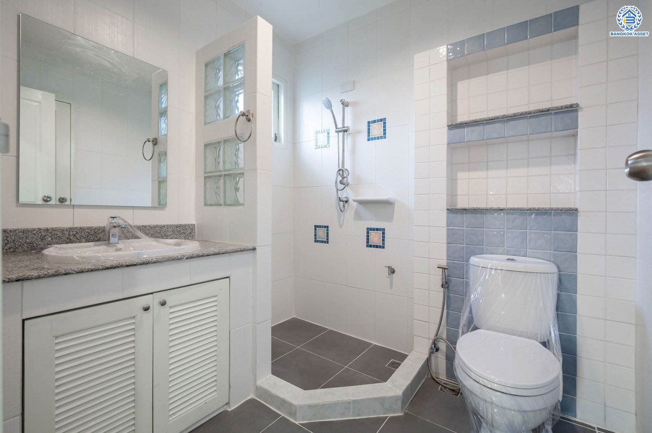 บ้านตกแต่งใหม่ โครงการ มัณฑนา  วัดพระเงิน ตกแต่งหรูหราดีไซน์สุด Classic เนื้อที่ 85.6 ตร.ว ฟังก์ชันจัดเต็ม 3 ห้องนอน 4 ห้องน้ำ 1 ห้องแม่บ้าน จอดรถได้ถึง 2 คัน เชื่อมต่อถนนกาญจนาฯ ใกล้รถไฟฟ้าสายสีม่วง "สถานีสามแยกบางใหญ่" และทางด่วน "ศรีรัช" รายล้อมด้วยสิ่งอำนวยความสะดวกมากมาย